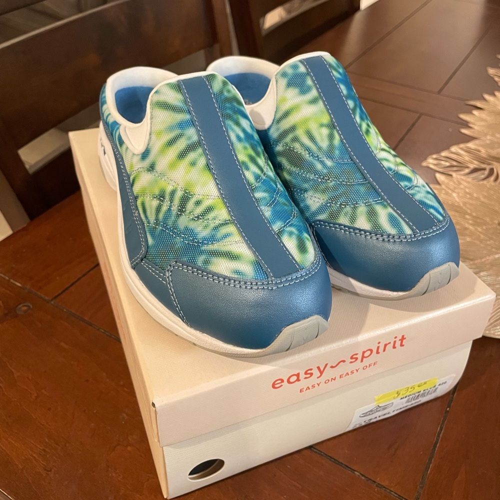 East Spirit Travel time slip ons